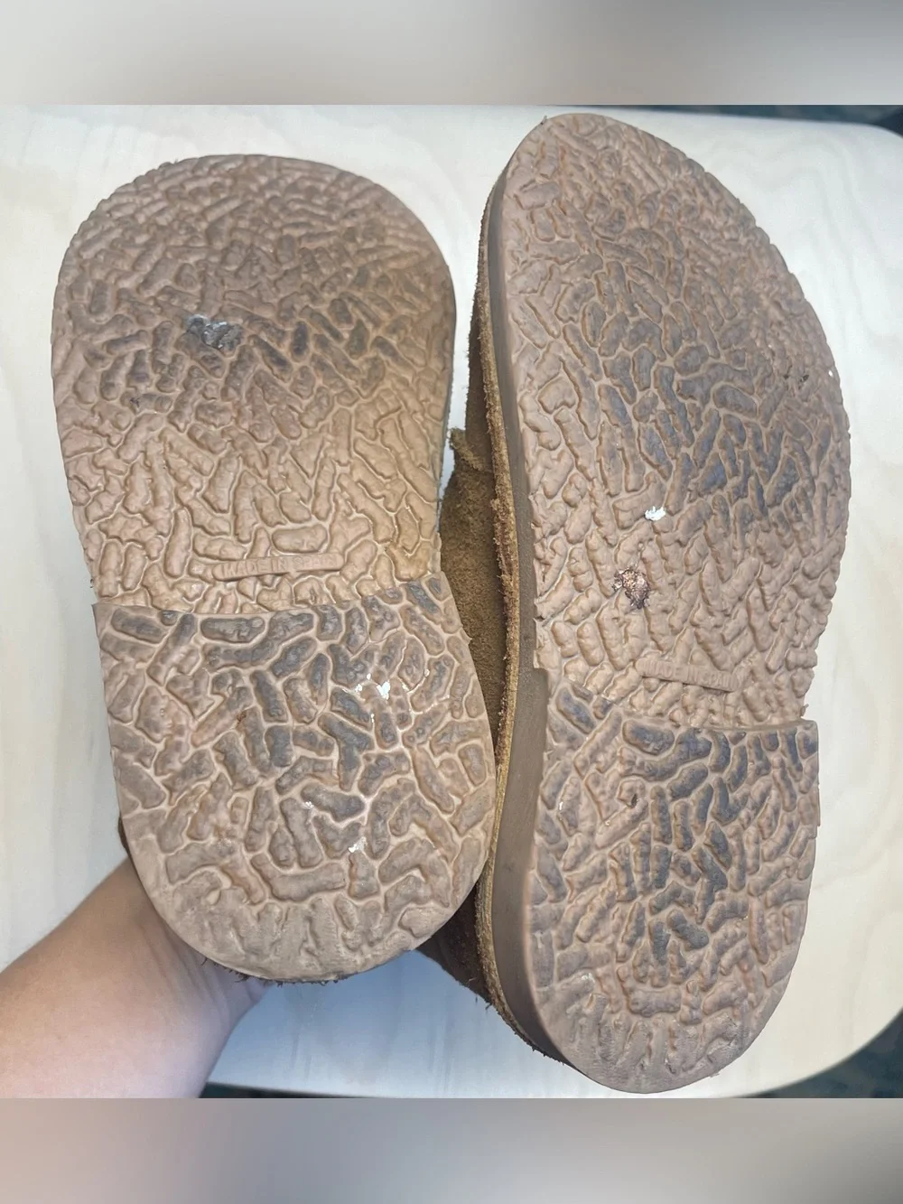 Cienta comfortable suede